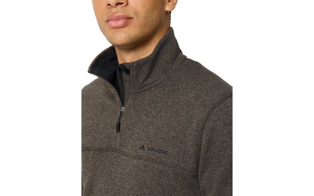 Teilansicht einer Person (untere Gesichtshälfte bis Brust) in braun meliertem Sweatshirt mit kurzem Reißverschluss und VAUDE‑Logo vor weißem Hintergrund