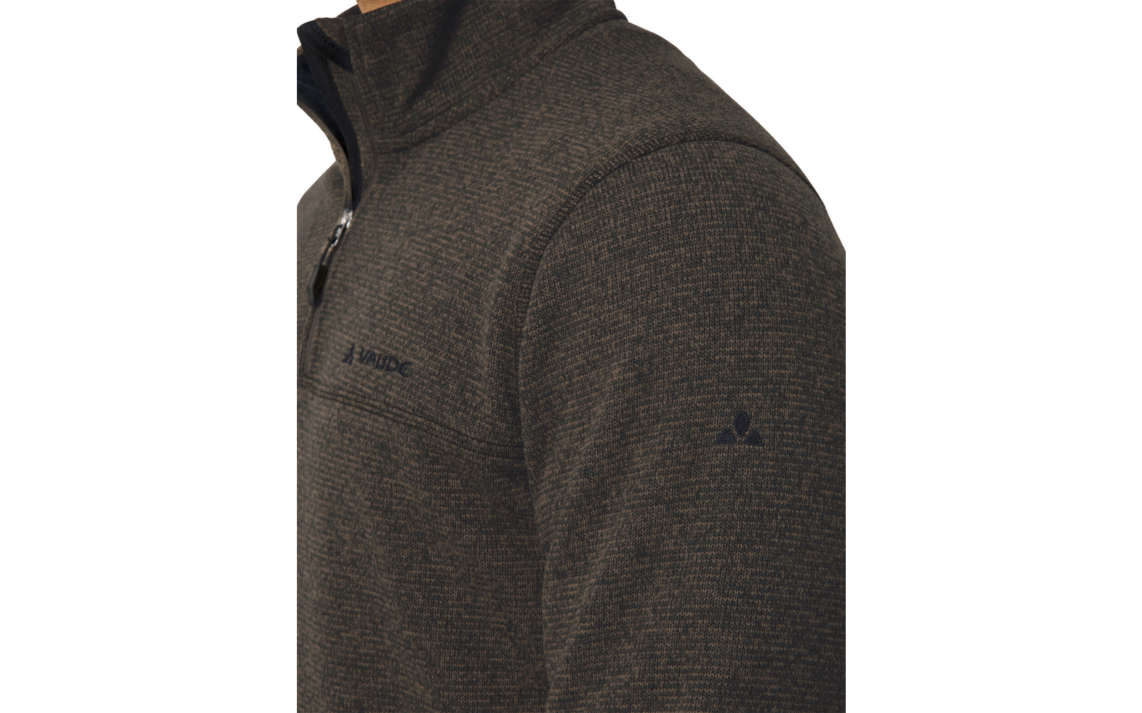 Nahaufnahme des Oberkörpers in einer dunklen, melierten Fleecejacke mit Reißverschluss, sichtbare Brusttasche mit Reißverschluss, Markenname VAUDE auf der Brust und kleines Logo auf dem Ärmel