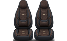 Deux sièges de voiture côte à côte avec panneaux centraux en tissu marron, côtés en cuir noir, appuie-têtes intégrés et accents décoratifs rectangulaires dorés sur dossiers et assises ; fond blanc