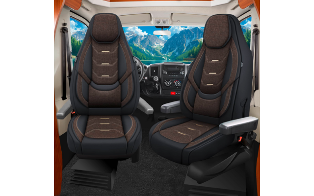 Frontbereich eines Wohnmobils: zwei drehbare Vordersitze mit Armlehnen, Armaturenbrett mit Lenkrad und Bedienelementen, große Frontscheibe mit Blick auf Berge, See und blauen Himmel