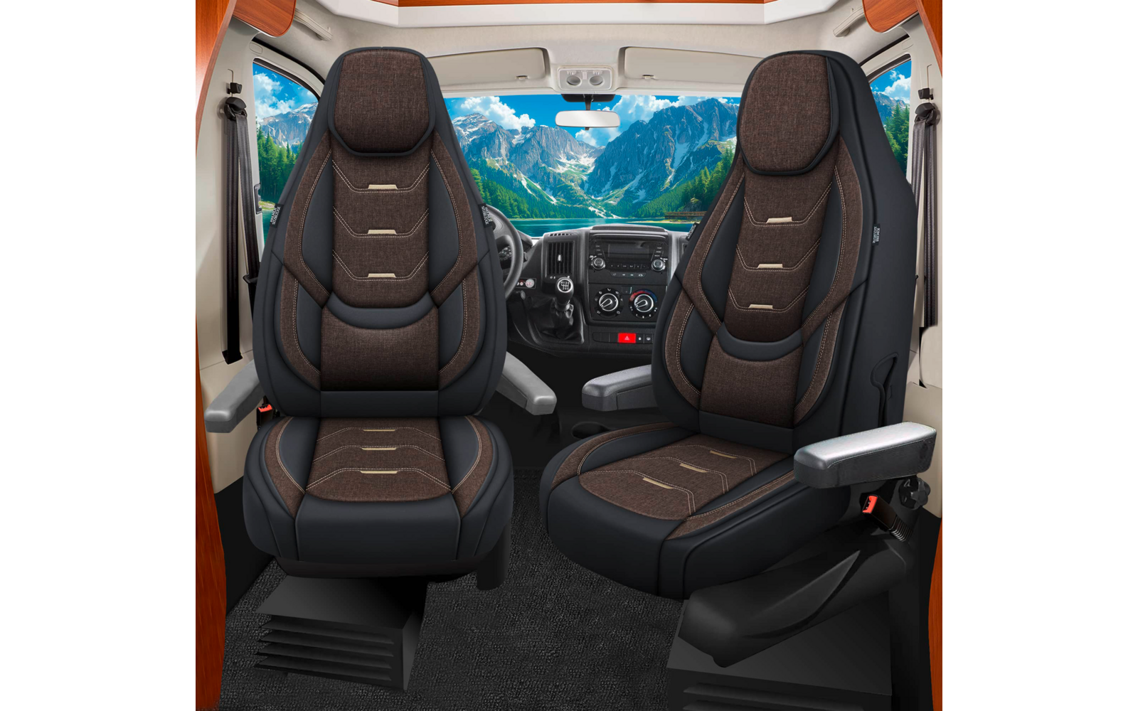 Frontbereich eines Wohnmobils: zwei drehbare Vordersitze mit Armlehnen, Armaturenbrett mit Lenkrad und Bedienelementen, große Frontscheibe mit Blick auf Berge, See und blauen Himmel