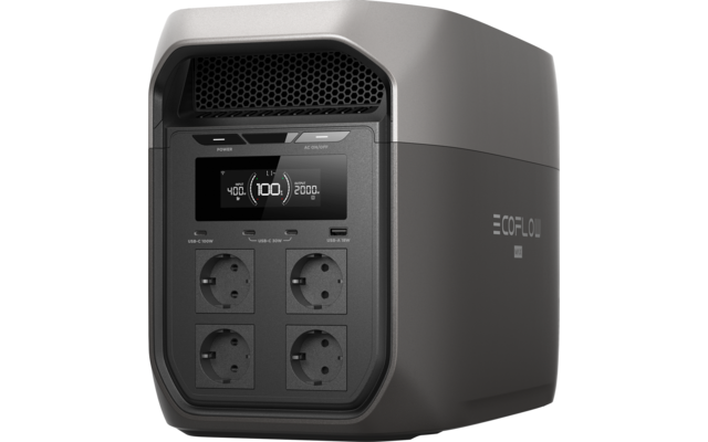 Graues, rechteckiges Gerät mit digitalem Display, zwei kleinen Anschlussöffnungen unter dem Display, vier runden Steckdosen vorne, Lüftungsgitter oben und seitlichem Schriftzug „ECOFLOW“