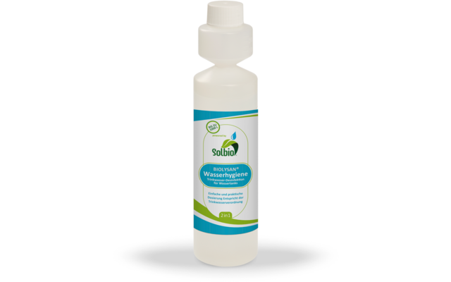 Bouteille en plastique blanche avec bouchon à vis, étiquette avec bandes vertes et bleues et logo rond; sur fond blanc