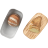 Ein silberner Toaster mit einem halbrohen getoasteten Brot und ein Holzbrett mit zwei Toastbrotscheiben