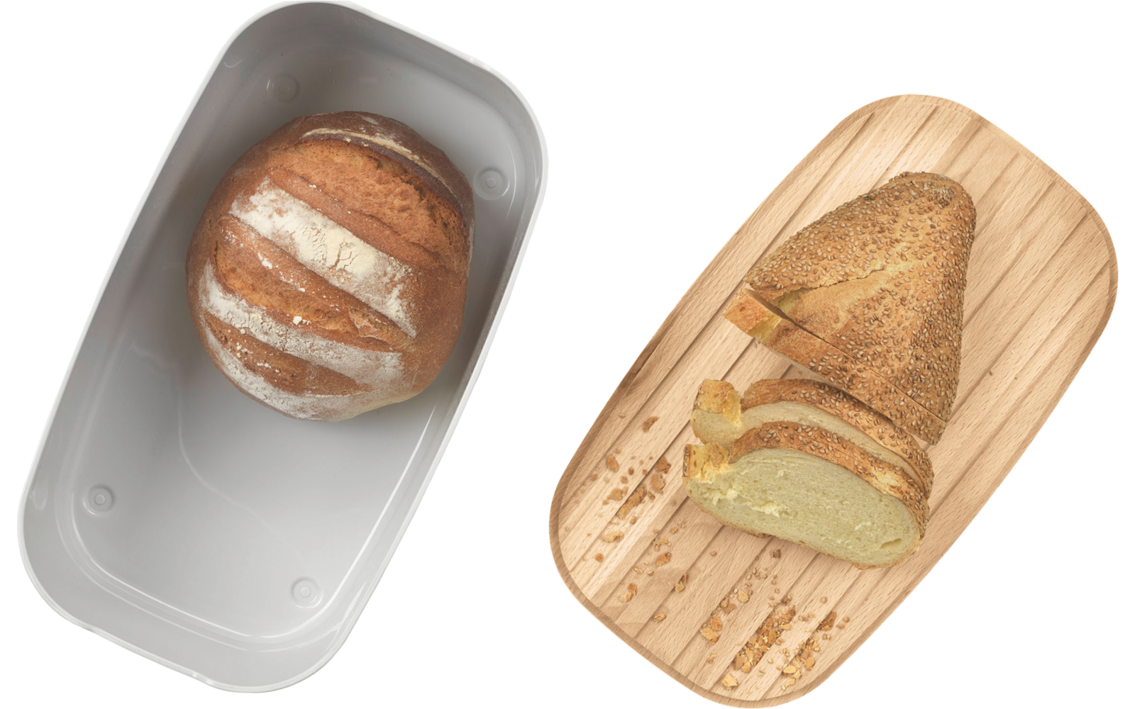 Ein silberner Toaster mit einem halbrohen getoasteten Brot und ein Holzbrett mit zwei Toastbrotscheiben