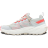 Weißer Sportschuh mit rosa und grauen Details auf weißem Hintergrund