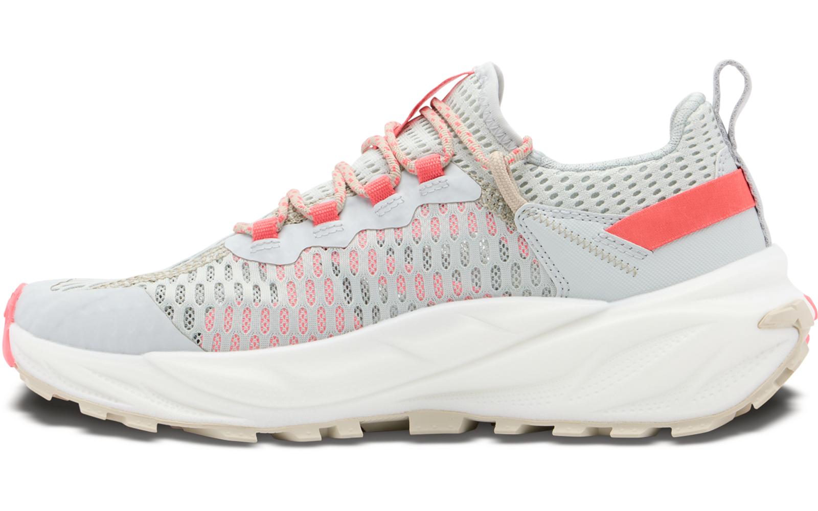 Weißer Sportschuh mit rosa und grauen Details auf weißem Hintergrund