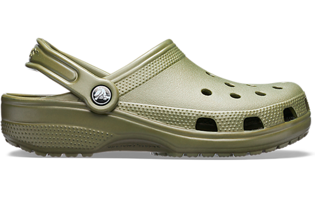 Olivegrüner Clog mit Belüftungsöffnungen, strukturierter Sohle und schwenkbarem Fersenriemen, Seitenansicht