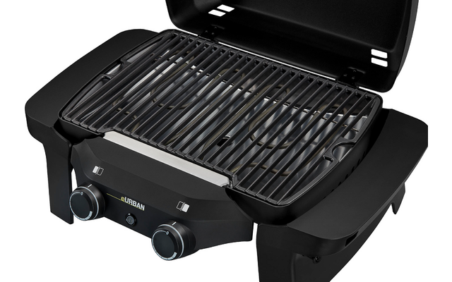 Kompakter schwarzer Gasgrill mit geöffnetem Deckel, Metallgrillrost, zwei vorderen Drehreglern und seitlichen Ablageflächen