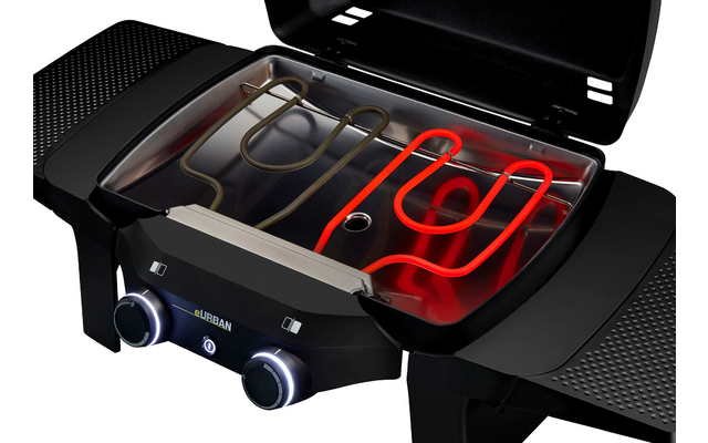 Schwarzer Grill mit offenem Deckel; innen zwei gebogene Metallrohre, eines leuchtend rot; vorderer Bedienbereich mit zwei runden Drehknöpfen mit blauen Leuchtringen; seitliche Ablagen mit Lochmuster