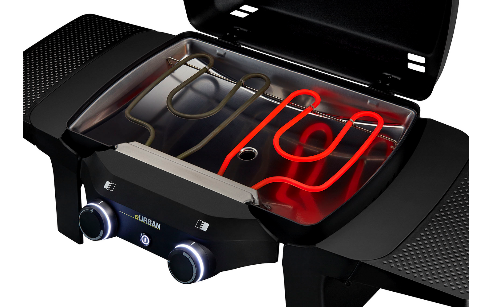Schwarzer Grill mit offenem Deckel; innen zwei gebogene Metallrohre, eines leuchtend rot; vorderer Bedienbereich mit zwei runden Drehknöpfen mit blauen Leuchtringen; seitliche Ablagen mit Lochmuster