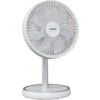 Ventilateur de table blanc sur une commode en bois clair, vase en céramique grise à gauche, mur à lamelles de bois clair en arrière-plan, plinthe blanche et sol en bois