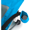 Blick auf einen Teil einer blauen Jacke mit grauem Stoff und einem schwarzen Reißverschluss sowie einem Etikett