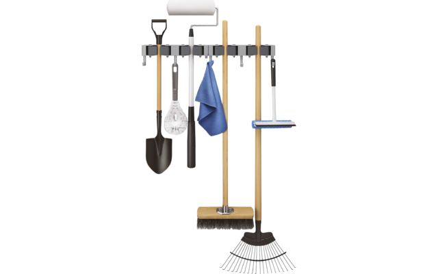 Wandhalter mit Farbrolle oben; hängend von links nach rechts: schwarze Schaufel mit Holzstiel, weiße Bürste mit transparentem Kopf, schwarzer Mopkopf mit langem Stiel, blaues Tuch, Holzbesen mit rechteckigem Borstenkopf, Rechen mit schwarzem Kopf
