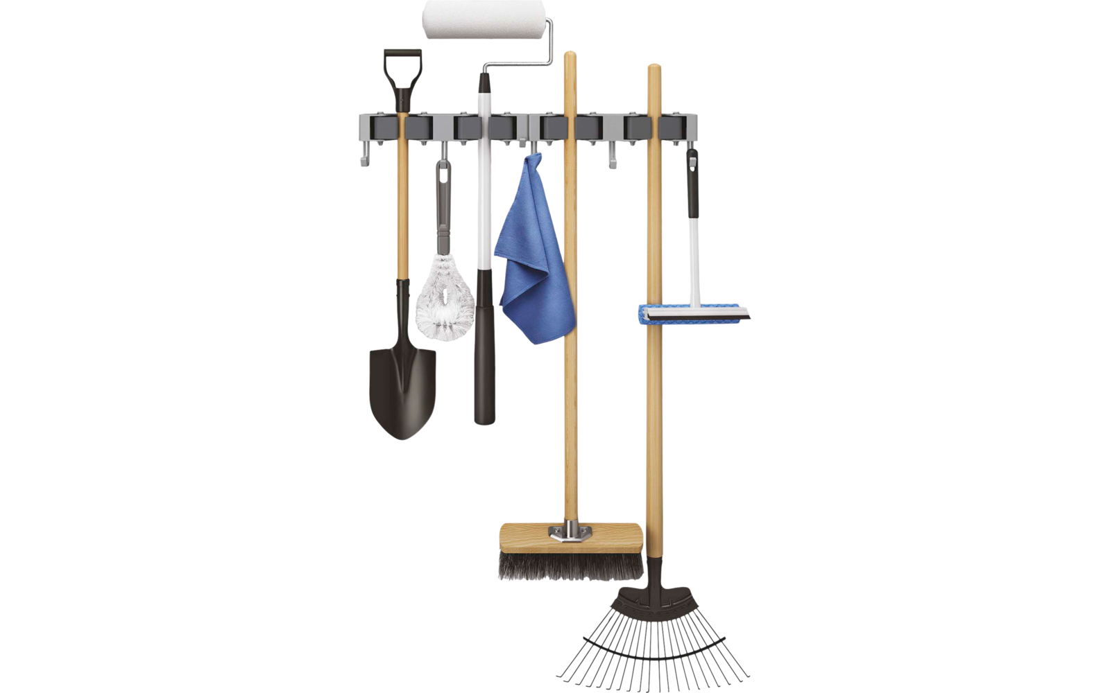 Wandhalter mit Farbrolle oben; hängend von links nach rechts: schwarze Schaufel mit Holzstiel, weiße Bürste mit transparentem Kopf, schwarzer Mopkopf mit langem Stiel, blaues Tuch, Holzbesen mit rechteckigem Borstenkopf, Rechen mit schwarzem Kopf
