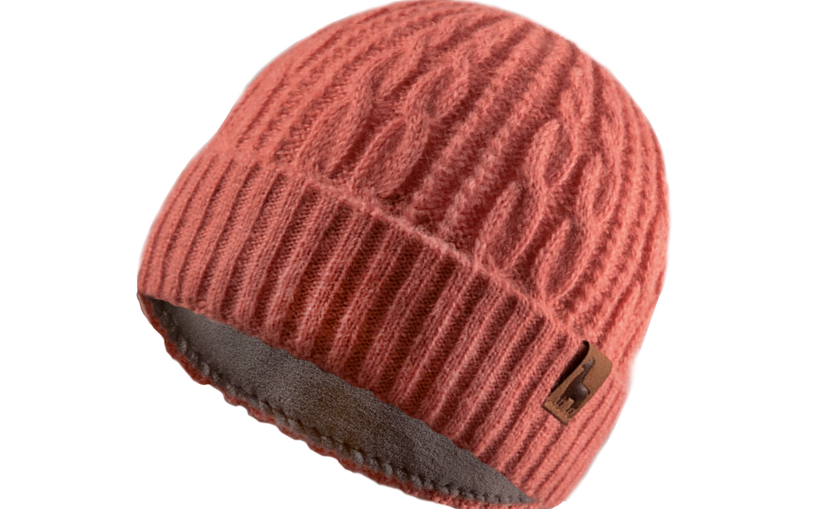 Rote gestrickte Mütze mit Zopfmuster und kleinem Lederetikett