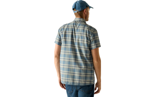 Rückansicht einer stehenden Person in kariertem blauem Kurzarmhemd, mit blauer Baseballcap und blauen Jeans