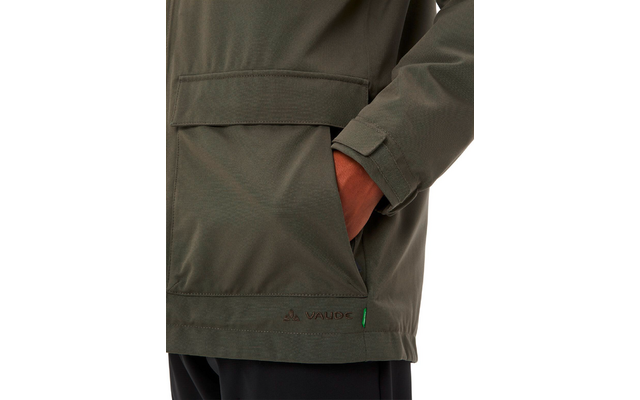 Nahaufnahme einer Hand in der Tasche einer grünen Jacke