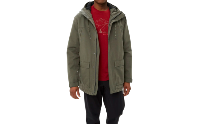 Mann in rotem Pullover und grüner Jacke
