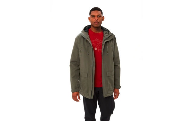 Mann in rotem Pullover und grüner Jacke