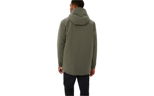 Person von hinten mit grüner Kapuzenjacke und schwarzer Hose
