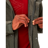 Hände, die einen grünen Mantel schließen, rotes Shirt darunter sichtbar