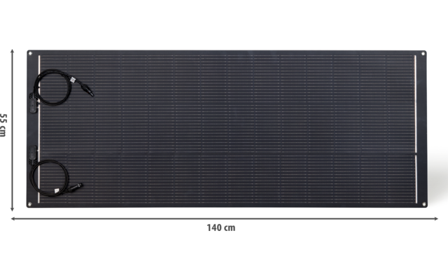 Panneau solaire rectangulaire noir avec réseau de cellules, deux câbles enroulés à gauche, trous de fixation aux angles sur fond blanc ; indications de dimensions visibles '140 cm' (en bas) et '55 cm' (à gauche)