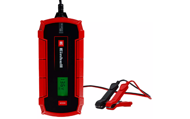 Rood rechthoekig apparaat met zwarte voorkant, groen display met "13.6V", aangesloten rood en zwart krokodillenklemmen en kabel, opschrift "Einhell"