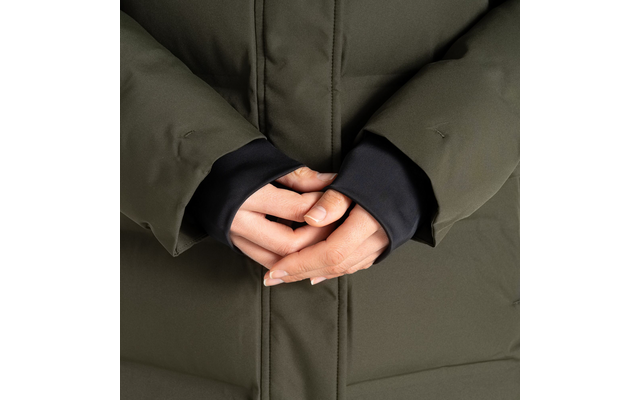 Hände verschränkt vor einer grünen Jacke