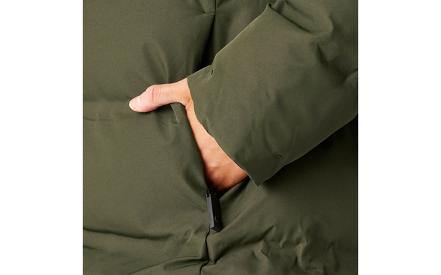 Hand in der Tasche eines grünen Wintermantels