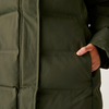 Hand steckt in der Hosentasche einer dunkelgrünen Steppjacke