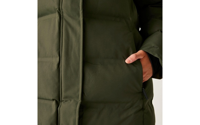 Hand steckt in der Hosentasche einer dunkelgrünen Steppjacke
