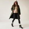 Frau mit Sonnenbrille, langer grüner Jacke, beigem Pullover, schwarzer Leggings und schwarzen Stiefeln beim Gehen