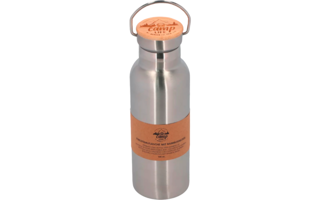 Bouteille en acier inoxydable argentée avec bouchon rond en bambou et bande d'étiquette en papier brun sur fond blanc