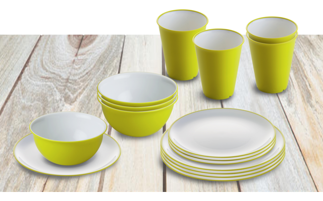 Verschillende geel-witte borden, kommen, kopjes en schotels op een houten oppervlak