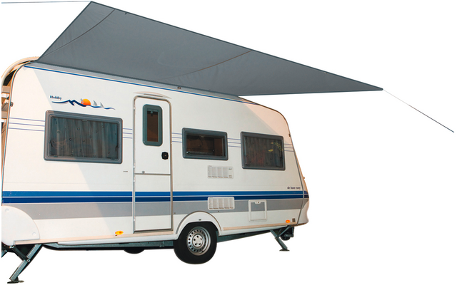 Weißer Wohnwagen mit ausgefahrener Markise