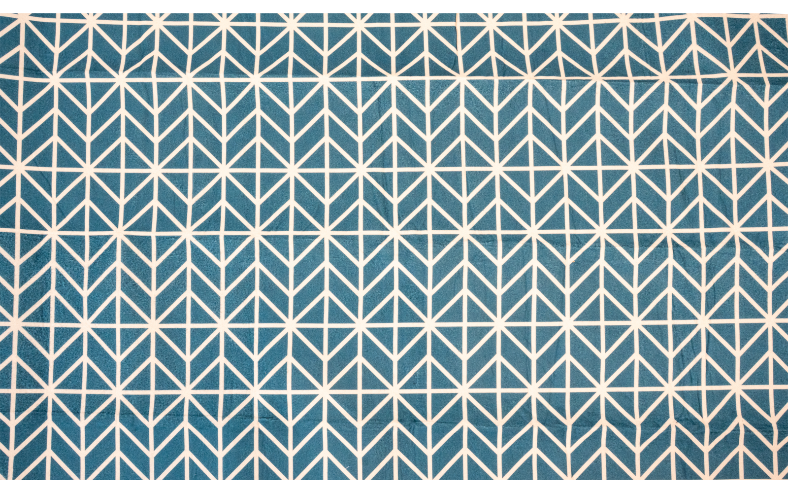 Weißes, wiederkehrendes Linienmuster aus Dreiecken und Rauten auf türkisfarbenem Hintergrund