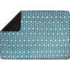 Rechteckiges blaugrünes Objekt mit weißem, wiederholendem geometrischem Muster; obere linke Ecke umgeklappt, Rückseite schwarz