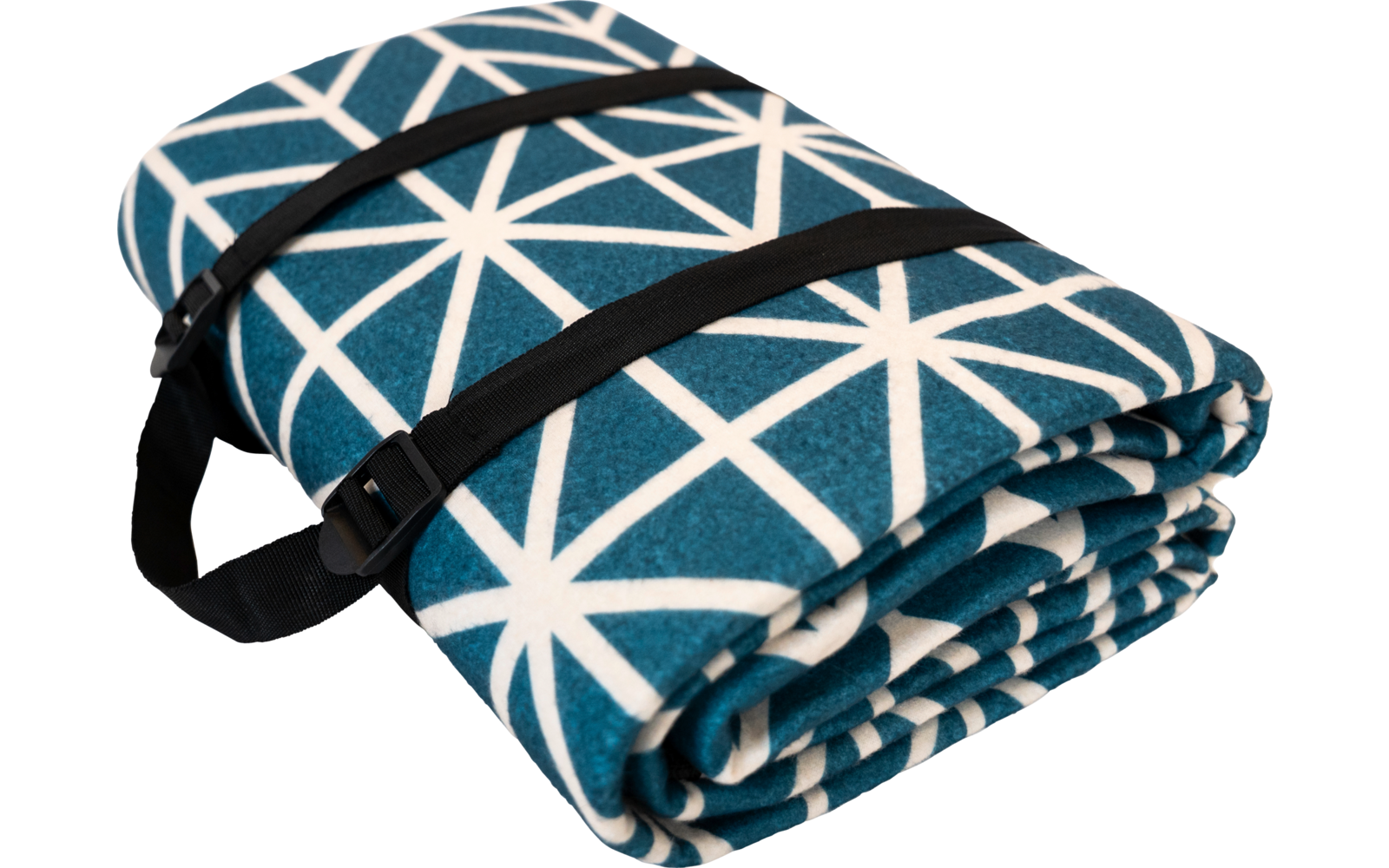 Gefaltete Decke mit blauem Grund und weißem geometrischem Muster, zwei schwarze Riemen mit Schnallen, weißer Hintergrund
