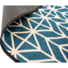 Runder Teppich mit umgeklappter Ecke, blau mit weißem geometrischem Muster, graue Unterseite und schwarzer Rand