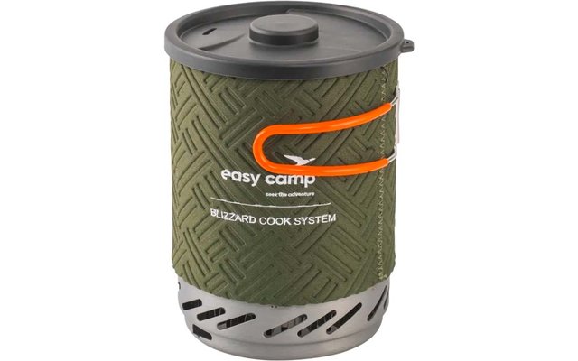 Grünes, zylindrisches Gefäß mit strukturiertem Muster, grauer Kunststoffdeckel, zwei orangefarbene Bügelgriffe, metallischer Boden mit Schlitzen, weiße Aufschrift "easy camp" und "BLIZZARD COOK SYSTEM"