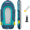 Blau-türkis-graues aufblasbares Schlauchboot in Vorder- und Seitenansicht auf weißem Hintergrund, zwei Paddel mit gelben Blättern und eine schwarze Handpumpe