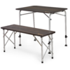 Table et banc avec plateaux en bois brun foncé et pieds métalliques argentés ; banc à l'avant, table à l'arrière ; supports croisés et embouts de pieds noirs visibles