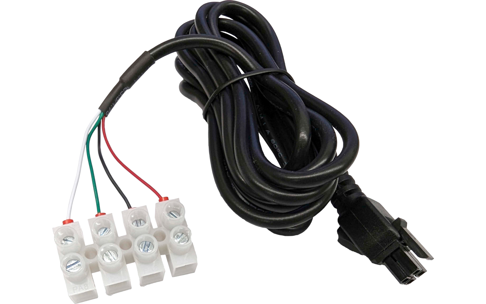 Schwarzes, aufgerolltes Kabel mit schwarzem Kunststoffstecker rechts; links drei abisolierte Drähte (weiß, grün, rot) in weißen Schraubklemmen