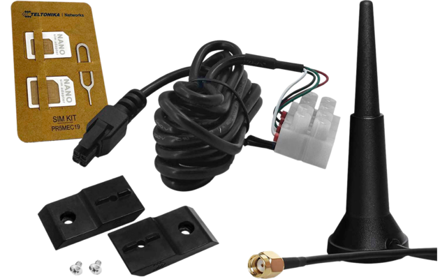 Schwarze Antenne mit Kabel und goldfarbenem Stecker, aufgewickeltes schwarzes Kabel mit weißem Kunststoffstecker, gelbe Karte mit Aufdruck 'SIM KIT', zwei schwarze rechteckige Kunststoffstücke und zwei kleine Metallschrauben