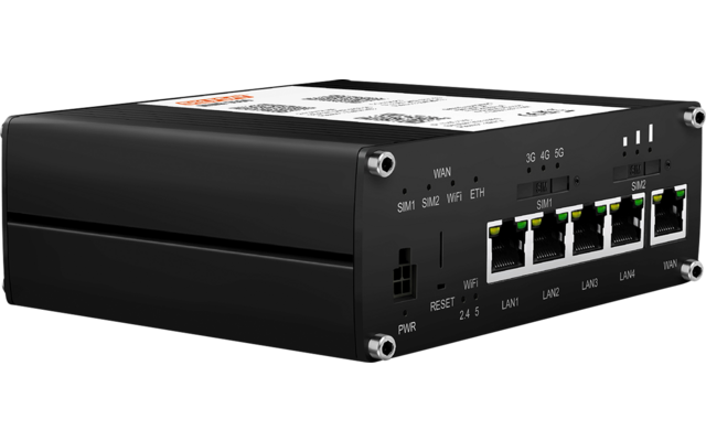 Schwarzes rechteckiges Metallgehäuse mit weißem Etikett oben, vier Ethernet-Buchsen mit grünen und gelben LED-Anzeigen, zwei kleine rechteckige Öffnungen neben den Buchsen, ein kleiner Knopf mit der Beschriftung "RESET", sichtbare silberne Schrauben 