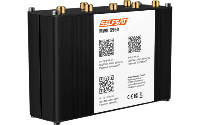 Boîtier rectangulaire noir avec étiquette blanche « SELFSAT MWR 5550 », deux codes QR, lignes de texte visibles et plusieurs connecteurs d'antenne dorés sur le dessus