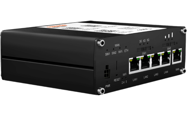 Boîtier métallique rectangulaire noir avec étiquette blanche dessus, quatre ports Ethernet avec voyants LED verts et jaunes, deux petites ouvertures rectangulaires à côté des ports, un petit bouton libellé "RESET", vis argentées visibles aux coins