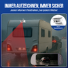 Auto zieht Wohnwagen auf nasser Straße bei Regen und Dunkelheit; Rücklichter leuchten; rotes dreieckiges Leuchtfeld von einer Rückkamera auf der Rückseite des Wohnwagens; oben rechts runde Nahaufnahme einer weißen Kamera mit dem Schriftzug IP67 Wasse