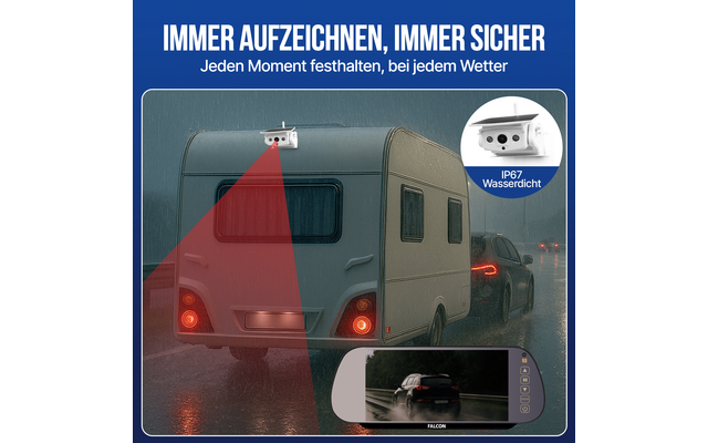 Auto zieht Wohnwagen auf nasser Straße bei Regen und Dunkelheit; Rücklichter leuchten; rotes dreieckiges Leuchtfeld von einer Rückkamera auf der Rückseite des Wohnwagens; oben rechts runde Nahaufnahme einer weißen Kamera mit dem Schriftzug IP67 Wasse